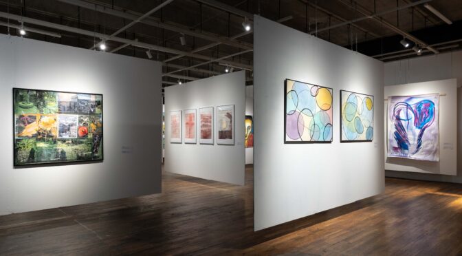 Kohtumine kunstnikega näitusel „DUO: Vaoshoitus ja plahvatus“